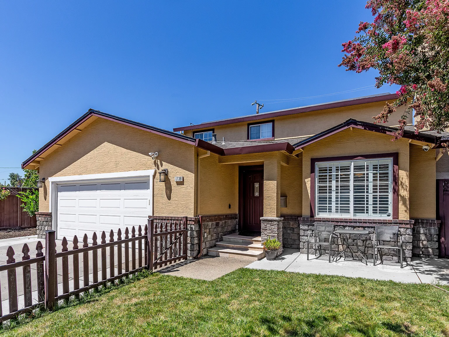 1739 Branham Ln — Photo 2