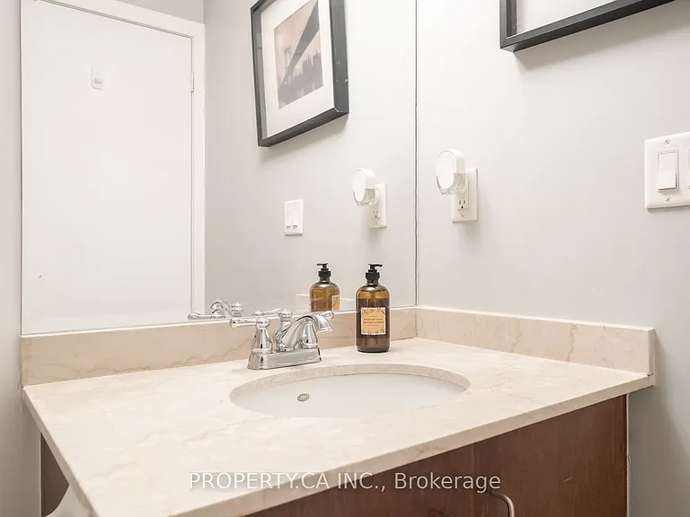 438 King St W #803 — Photo 14