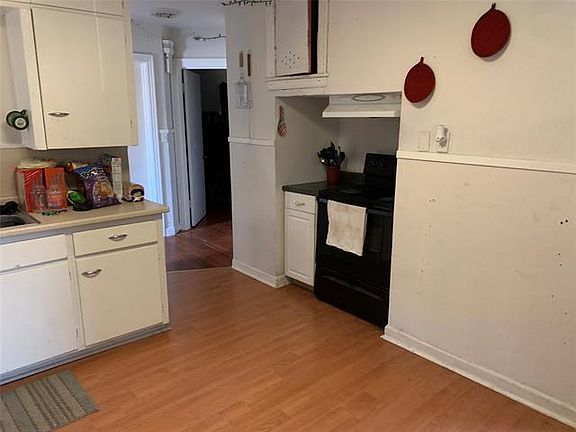 3rd image of 907 E 12th St