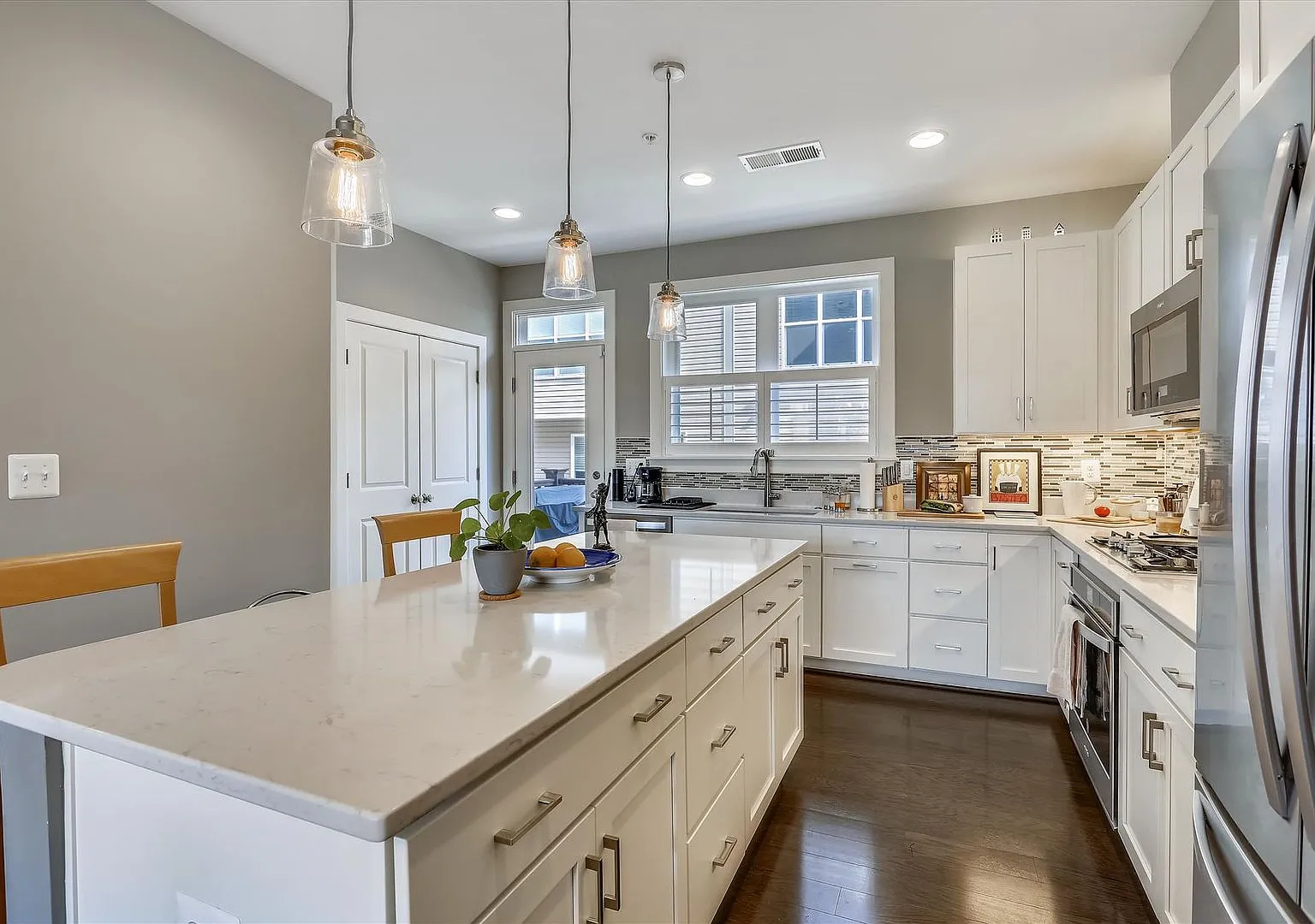 Great Location!! Stunning 3bd/3.5ba Luxury 4-Level Townhouse! — Photo 3