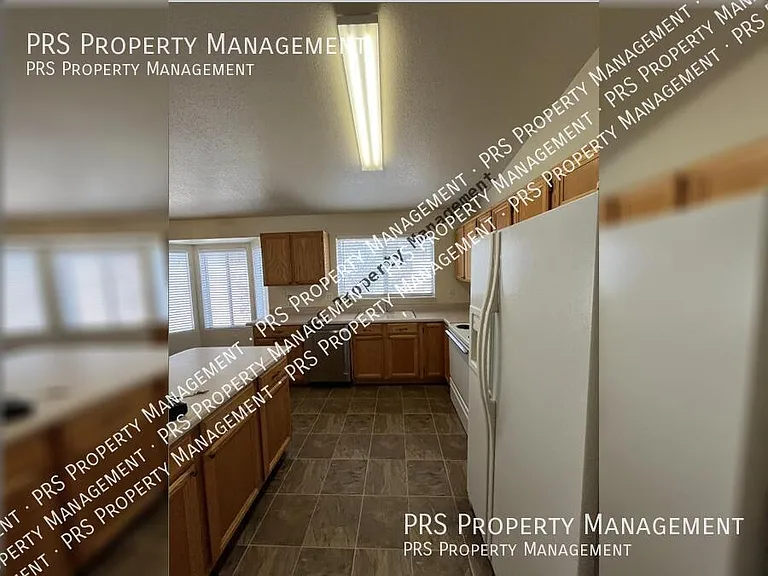 818 W Silver Creek Rd — Photo 6