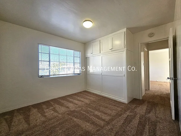 1027 E 7th St #10 — Photo 10