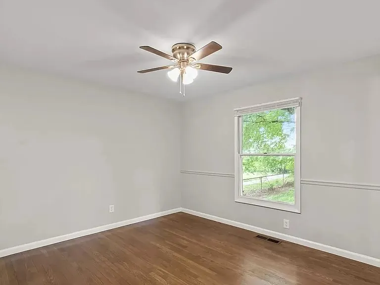 2515 Linnell Dr — Photo 3