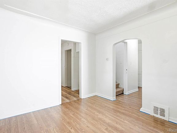 5th image of 18649 Avon Ave