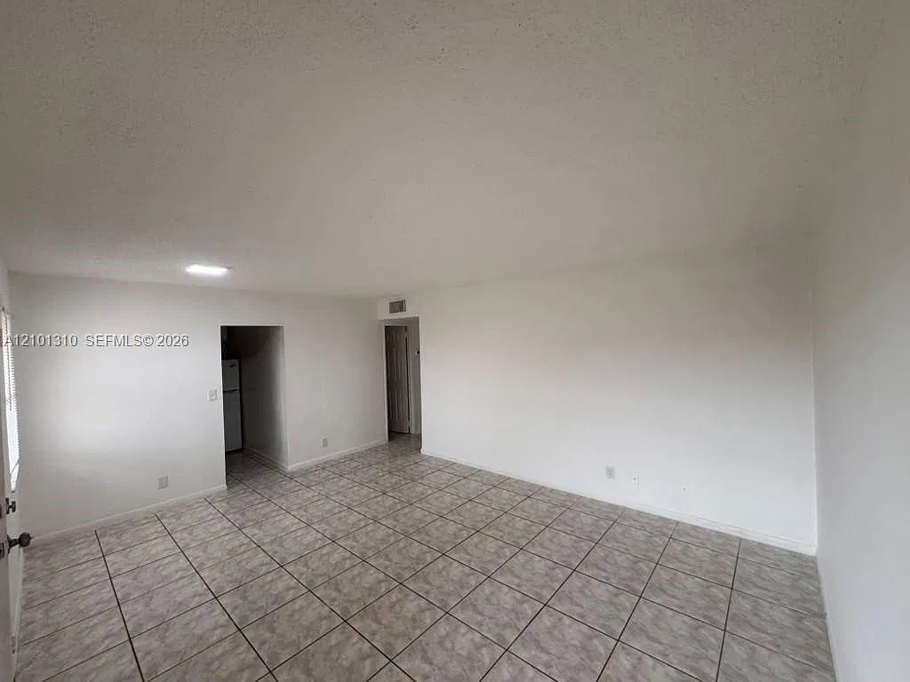 2 bed, 1.0 bath, 1100 sqft, $1,650 — Photo 2