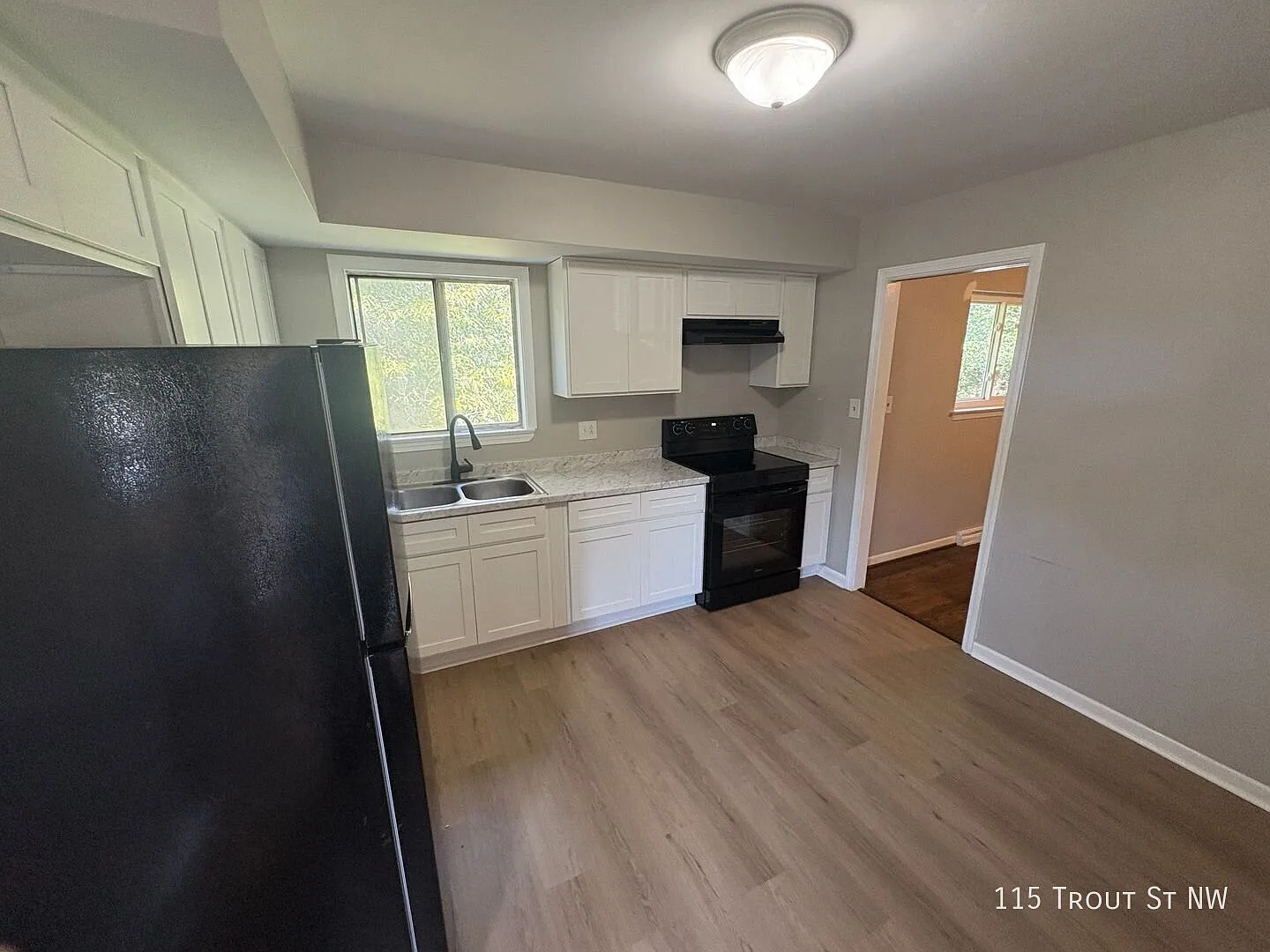 Charming 3-Bedroom Brick Ranch with Walk-Out Basement & Central Air! — Photo 3