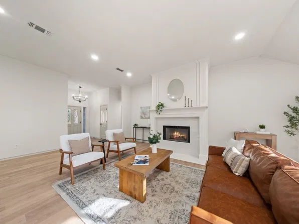 10138 Trail Ridge Dr, Benbrook, TX 76126