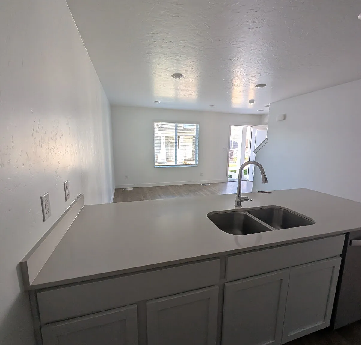 3 bed, 2.0 bath, 1399 sqft, $2,350 — Photo 2