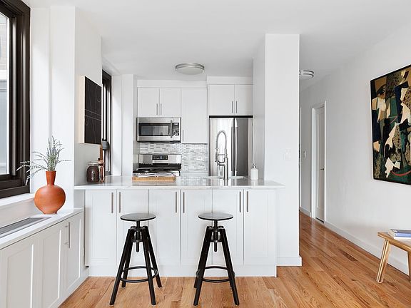 5th image of 347 W 57th St APT 25F