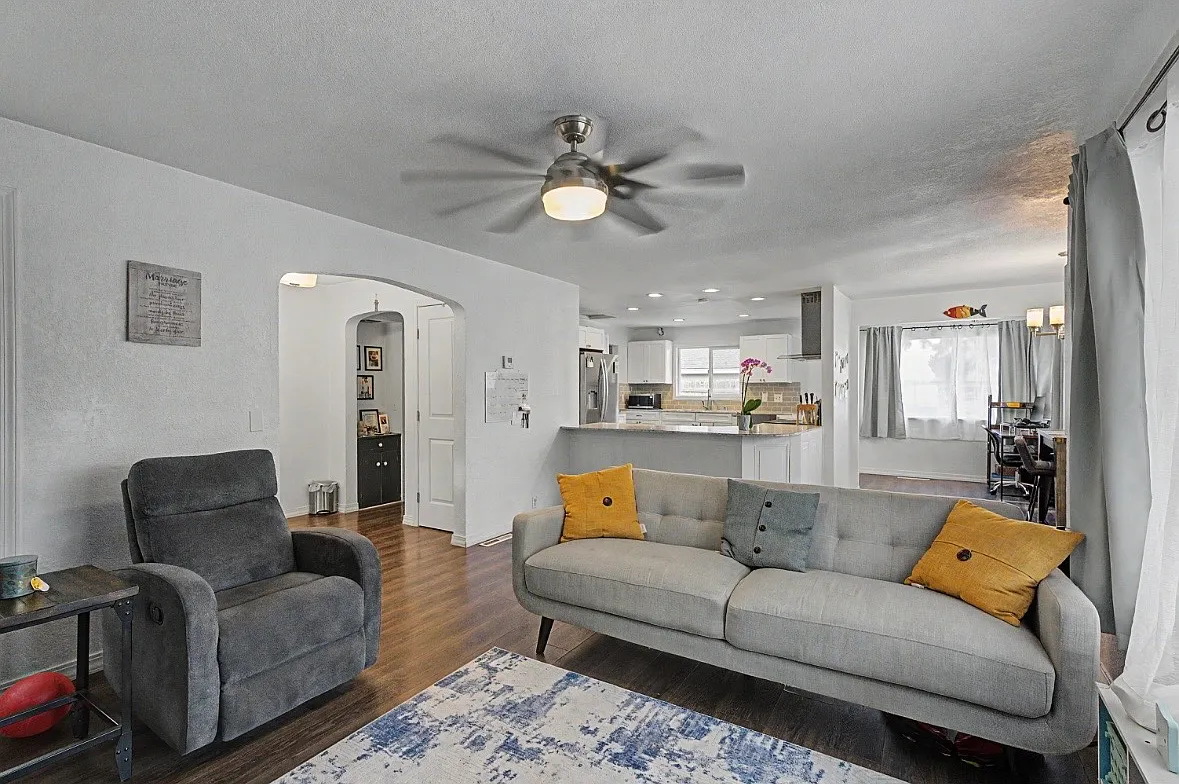 527 Park Dr — Photo 2