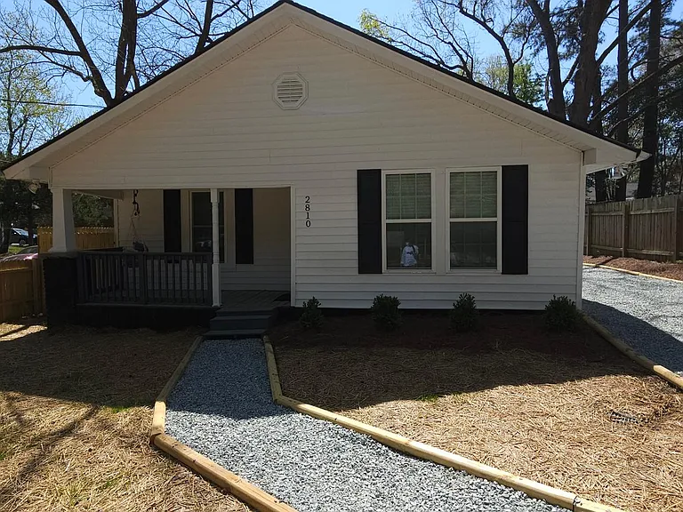 2810 Ashe St — Photo 2