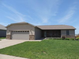 1835 Fawnridge Dr, Pekin, IL 61554