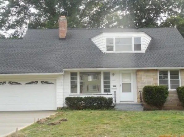 2332 N Taylor Rd, Cleveland Heights, OH 44112