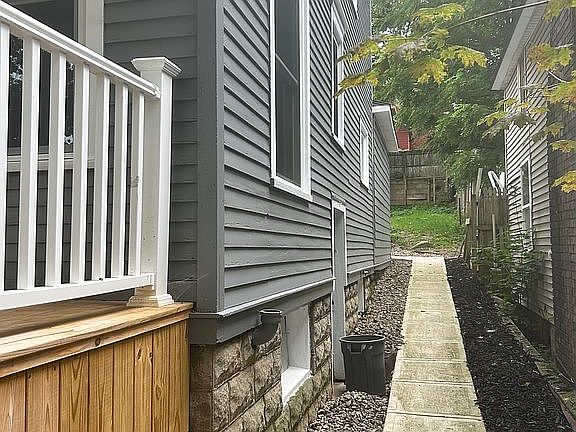4th image of 208 E 9th St