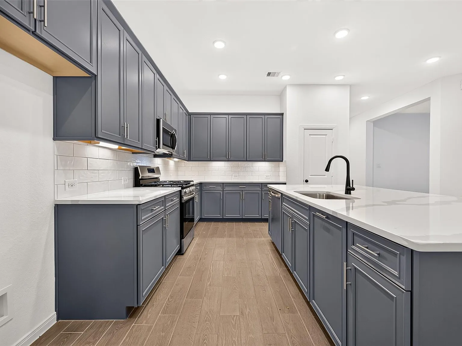 3 bed, 2.0 bath, 2158 sqft, $2,650 — Photo 4