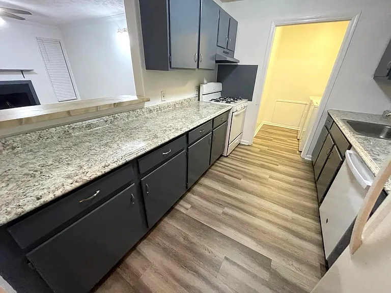 114 Sterling Ct — Photo 4