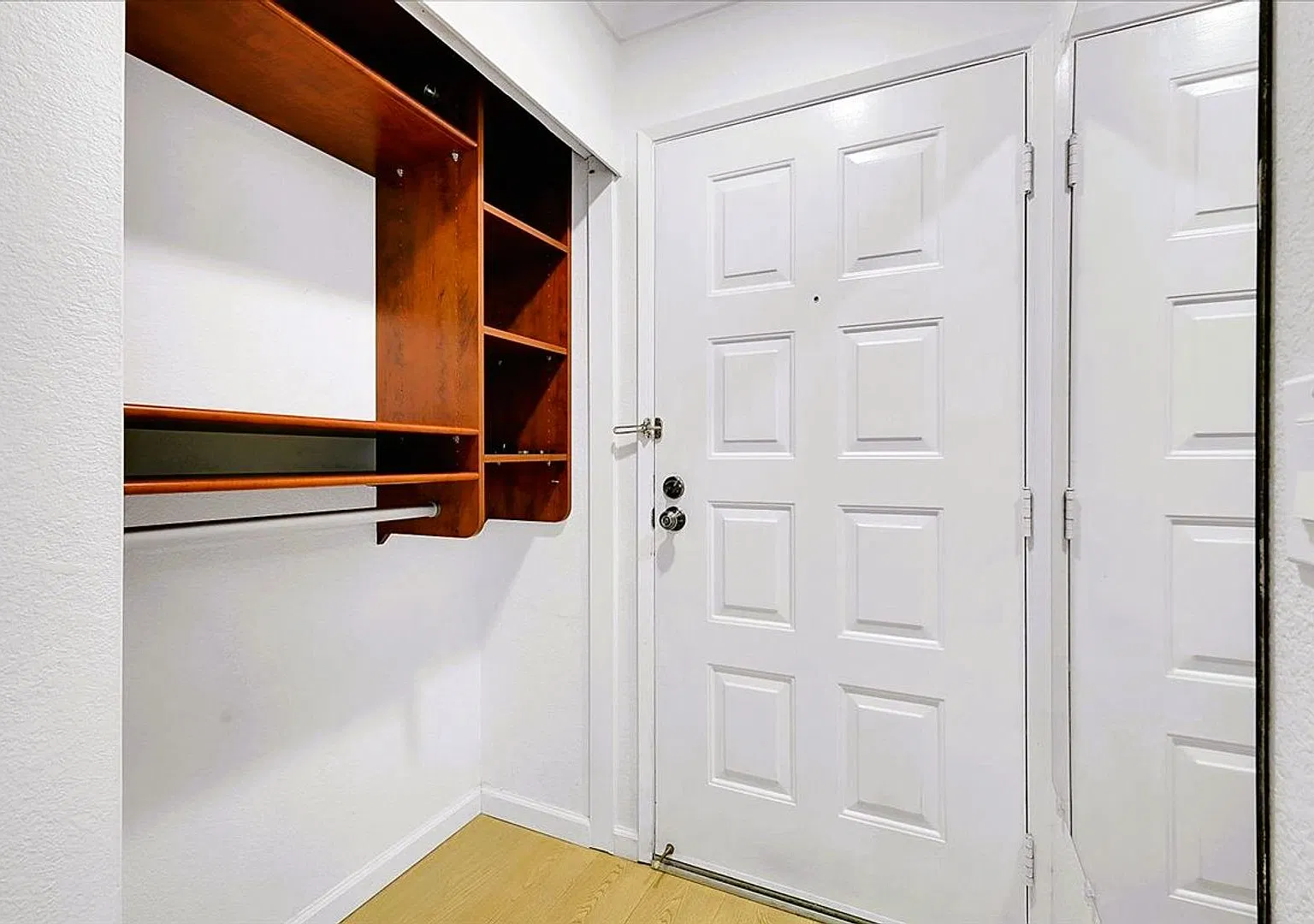 Well-Equipped 1-Bedroom with In-Unit Laundry, Pool Access & Parking in Sacramento — Photo 3