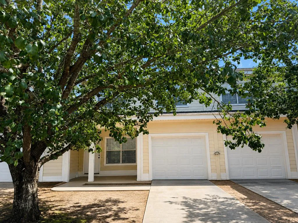 28 Courtyard Way — Photo 2