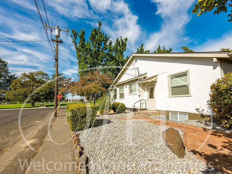427 SW Bade Ave — Photo 3