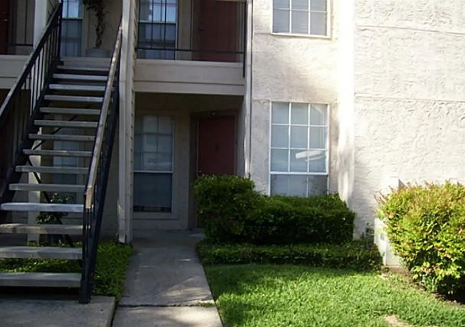 Cozy 1 Bed and 1 Bath (Ground Floor) Condo Features. Full-size Washer and Dryer connections. — Photo 2