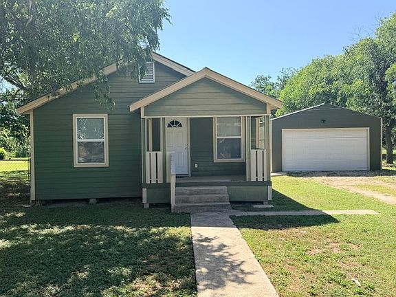 2nd image of 1906 Pecan St