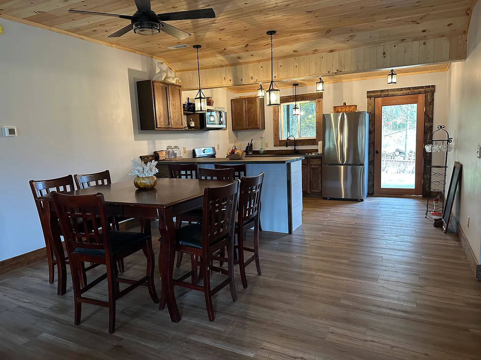 3 bed, 1176 sqft, $2,500 — Photo 3