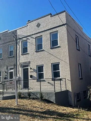246 Division Ave NE photo 1