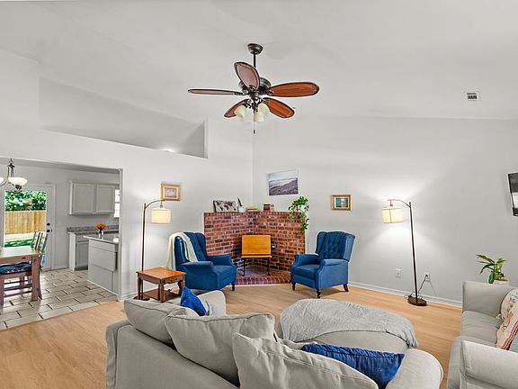5th image of 1110 Meadowlark Ln