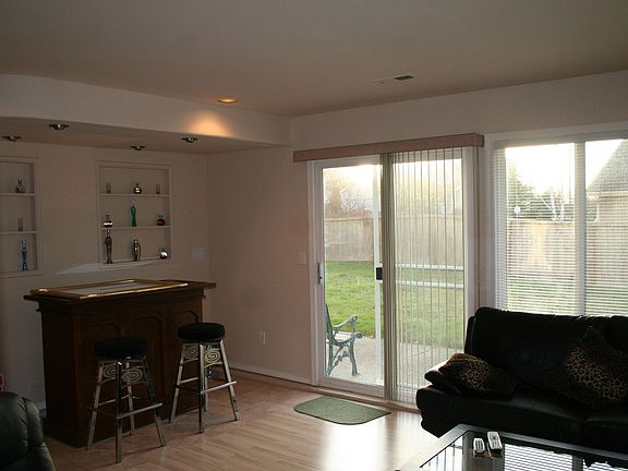 Bar area in family room w/ slider to backyard