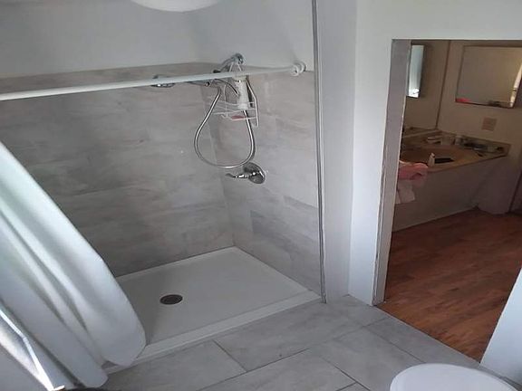 5th image of 806 Tidewater Way