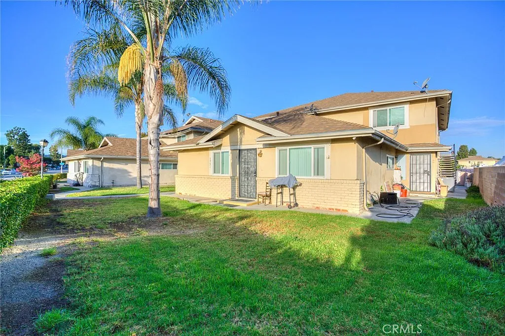 2 bed, 758 sqft, $2,400 — Photo 2