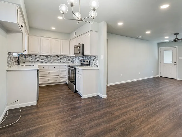 208 N Coleman St — Photo 15