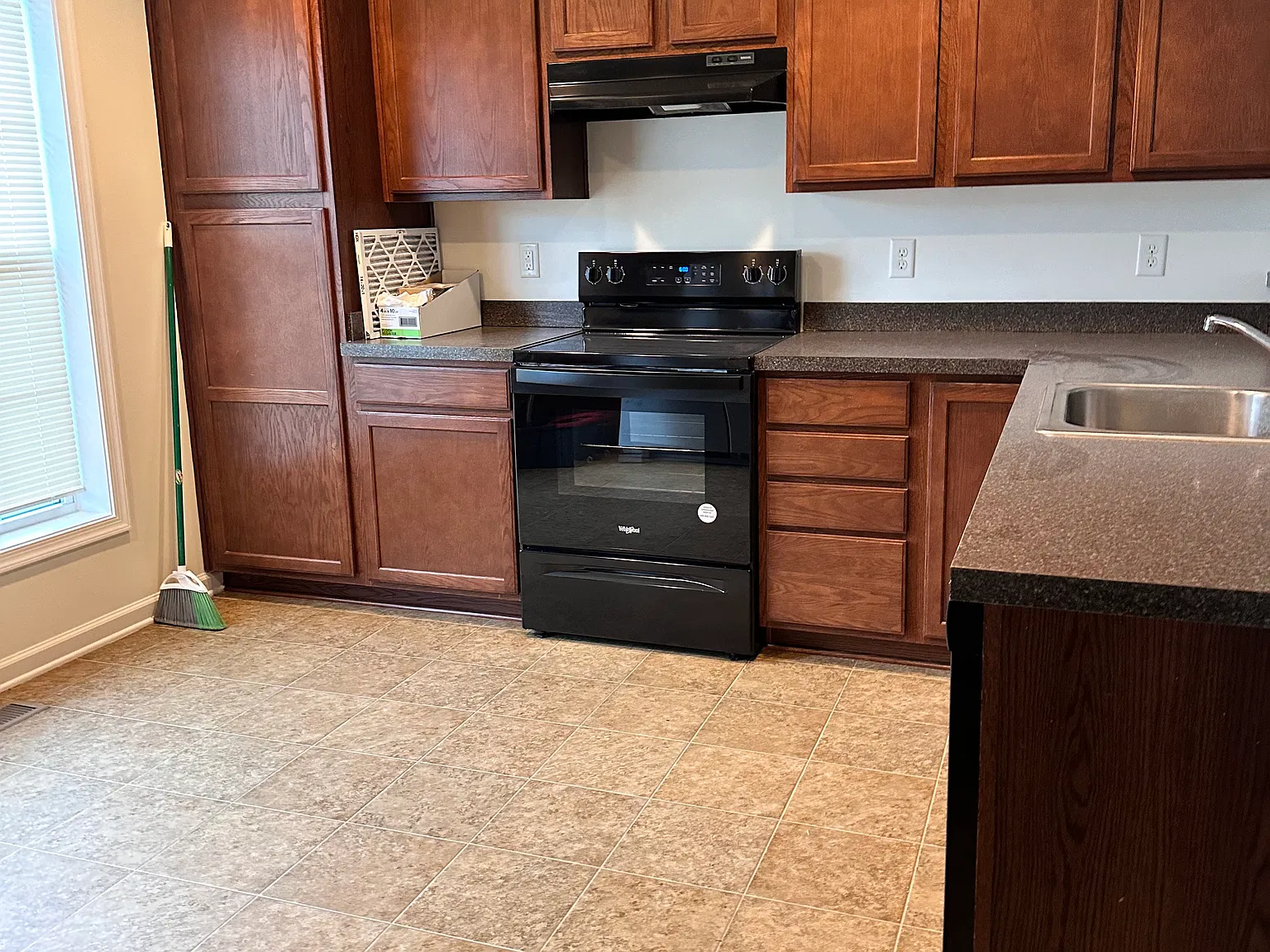 3 bed, 1452 sqft, $1,900 — Photo 2