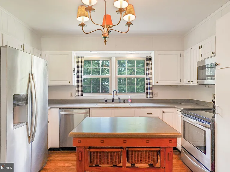 629 Lancaster St — Photo 17