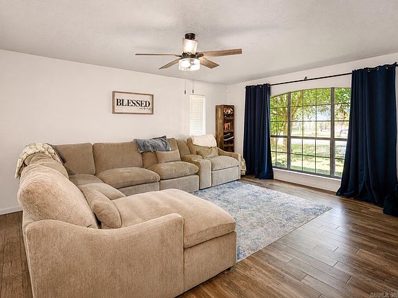 4th image of 1700 Valley View Dr
