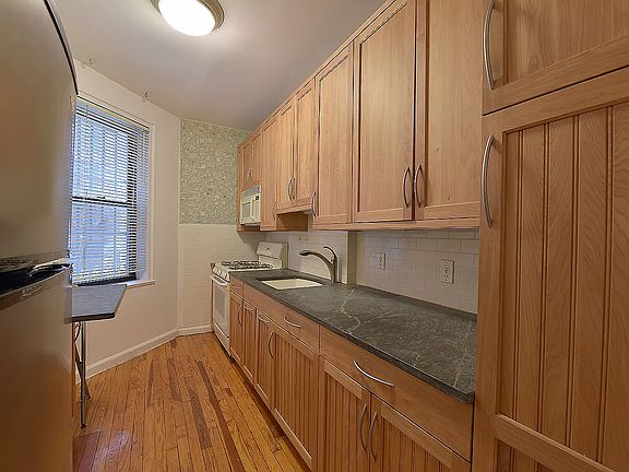 3rd image of 60 Cooper St APT 1B