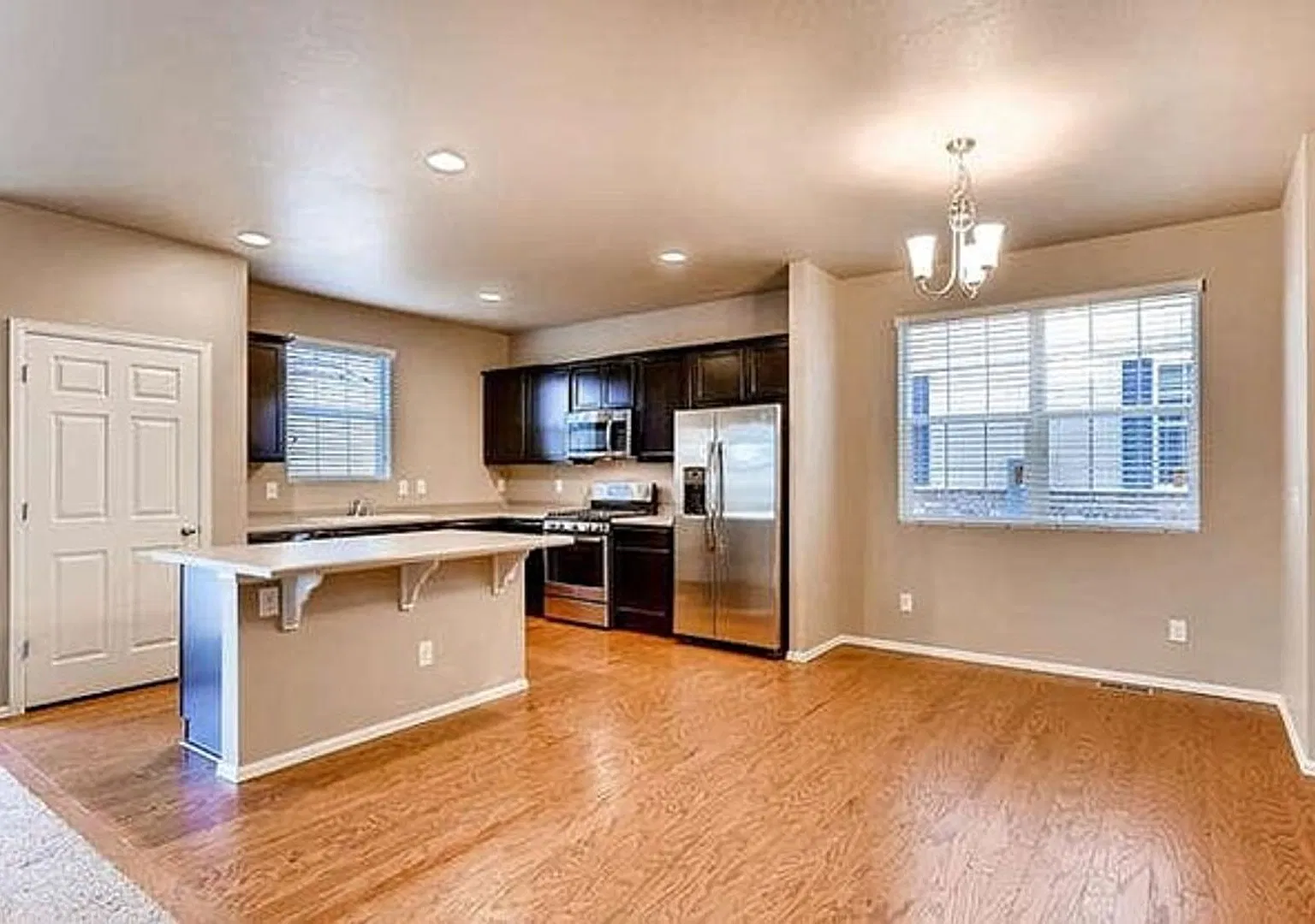 Immaculate 4 bedroom/ 3 bath house! Available November 6th! — Photo 4