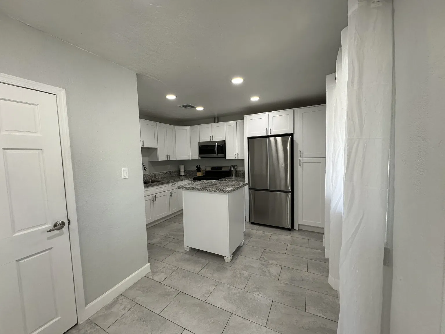 2 bed, 1.0 bath, 853 sqft, $1,995 — Photo 4
