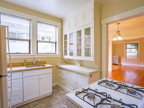 Sherbrook: Apt C (1bd)