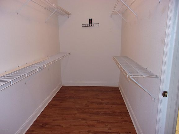 4th image of 551 Waterside Cir