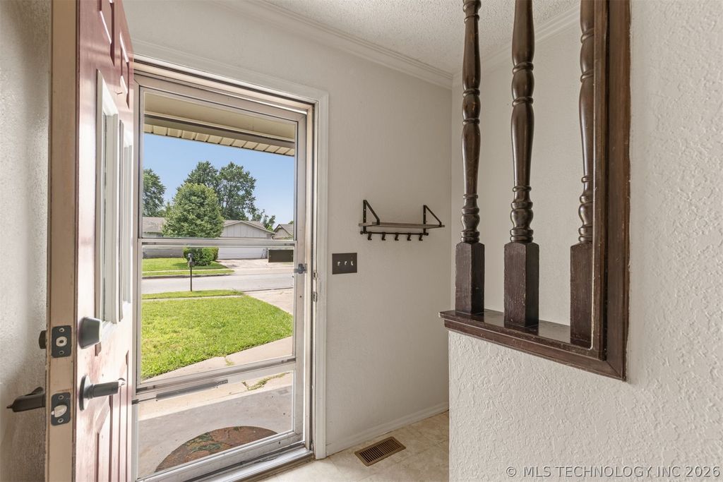 Apartment in Tulsa, Briarglen Plaza - More