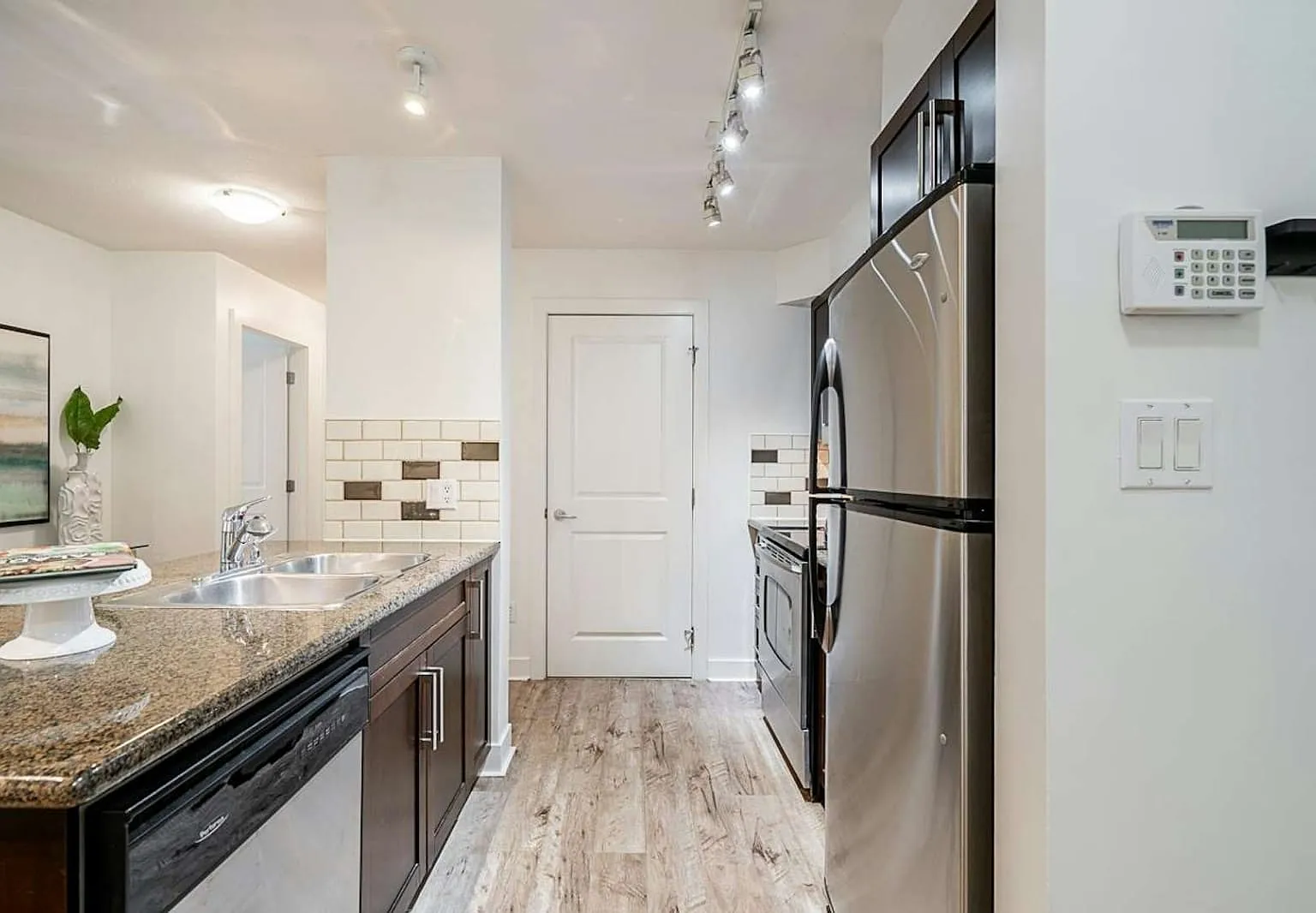 2 bed, 896 sqft, $2,600 — Photo 2