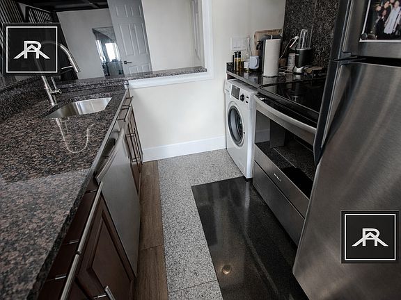 4th image of 25 Saint Marys Ct #4