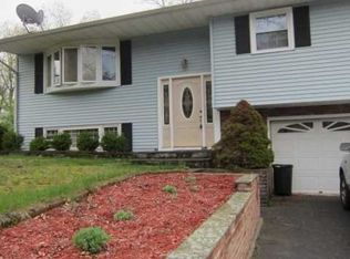 4 Sherwood Ln, Poughkeepsie, NY 12601
