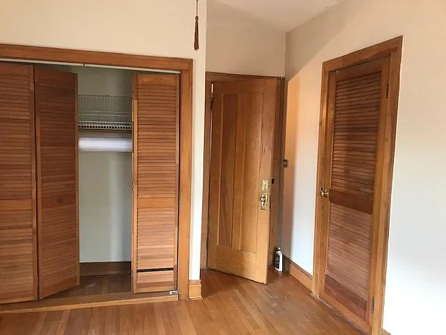 bedroom w/ 2 closets, 1 is walk-in