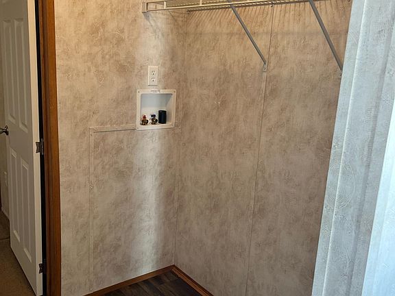 Washer/Dryer hookups