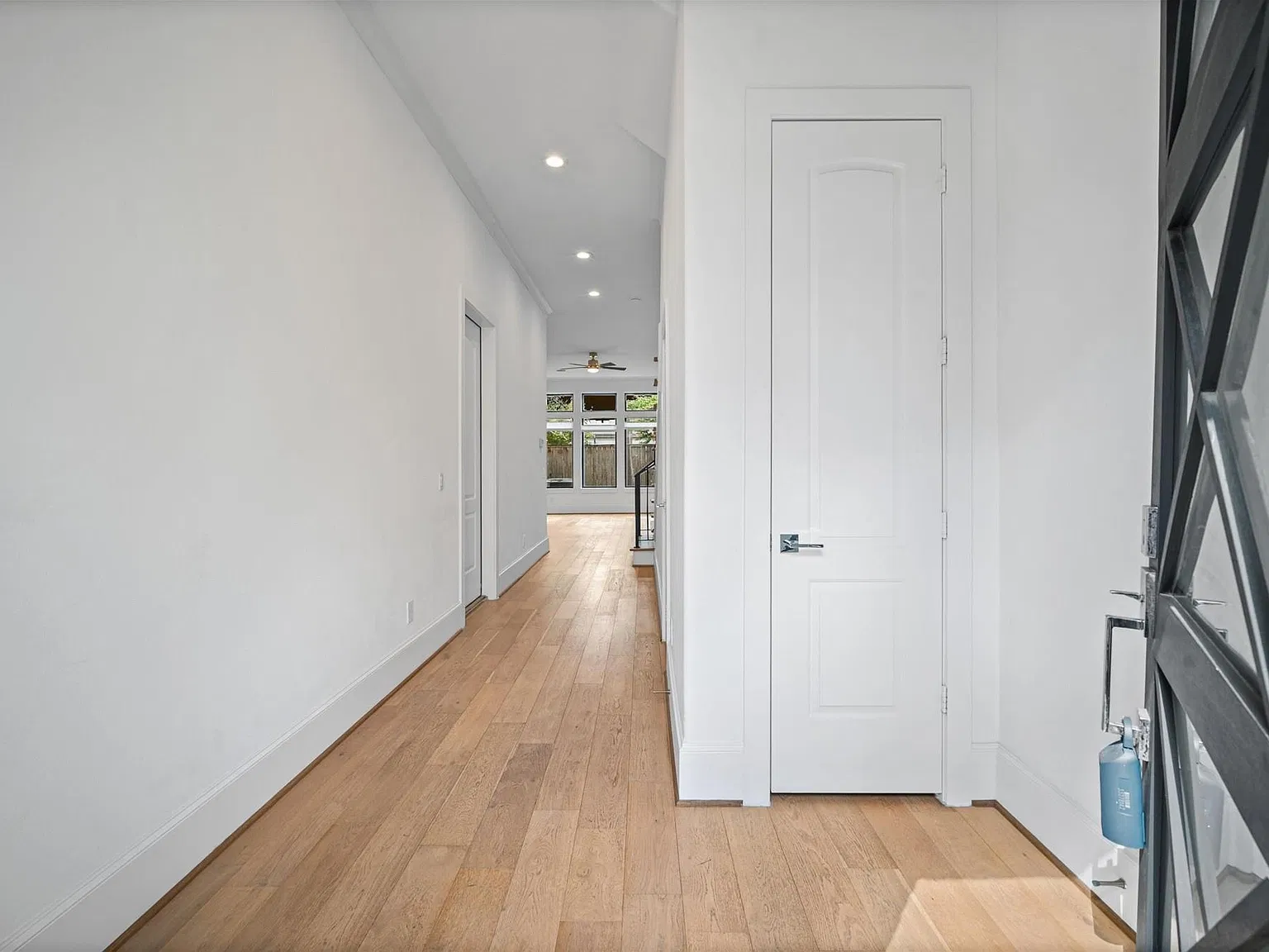 3 bed, 2.5 bath, 2402 sqft, $4,700 — Photo 2