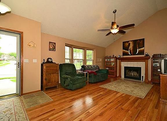 3rd image of 625 Hawthorne Ln