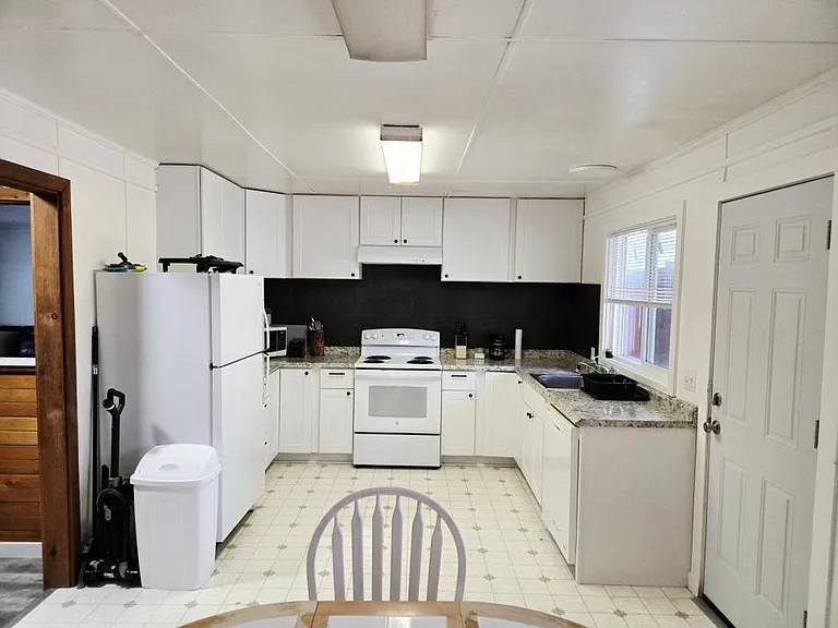 303 E Christina St — Photo 32