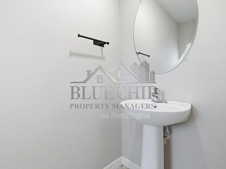 12937 Camarillo Pl — Photo 36